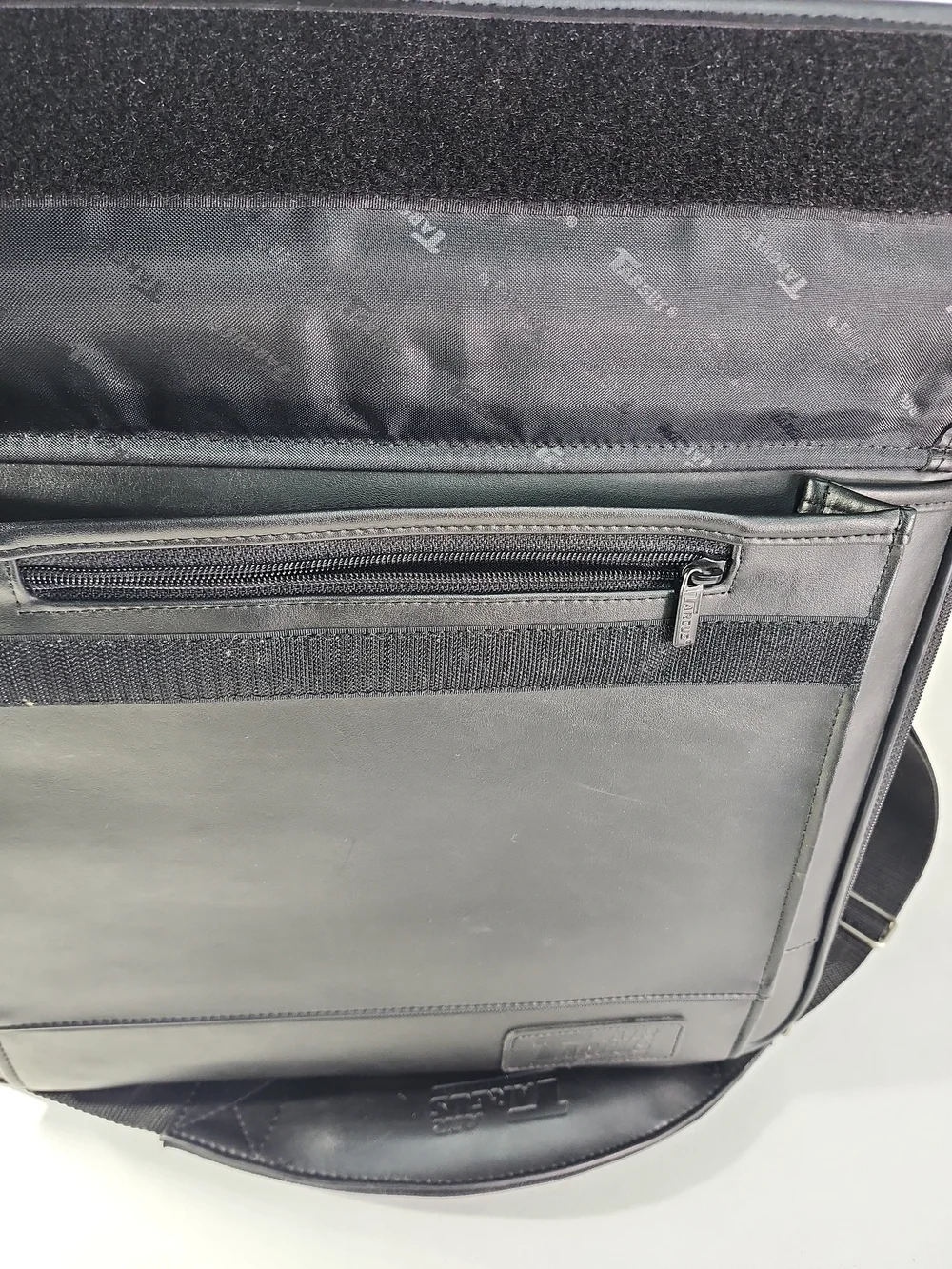 Air Targus Men's Black Leather Briefcase - Classic Professional Carry
